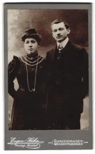 Fotografie Eugen Höhn, Gunzenhausen, Portrait eines festlich gekleideten Paares