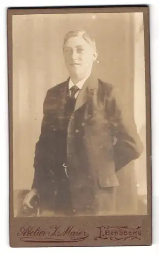 Fotografie J. Maier, Ebersberg, Portrait junger Mann im Anzug mit Krawatte