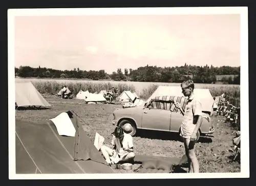 Fotografie Auto Lloyd, Burschen nebst PKW beim Camping auf einem Zeltplatz