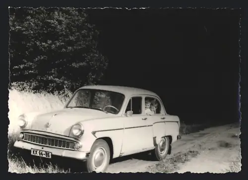 Fotografie Buse, Wittenberg, Auto Moskwitsch, PKW mit DDR-Kennzeichen KX 64-86