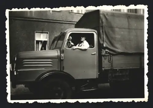 Fotografie Schikowsky, Berlin-Hohenschönhausen, Kraftfahrer steuert Lastwagen, LKW-Pritsche