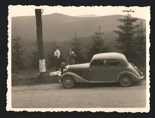 Fotografie Auto Mercedes Benz, Reisegruppe macht Picknick neben PKW auf einer Passstrasse