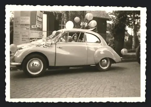 Fotografie Auto DKW, geschmückter PKW neben Litfasssäule