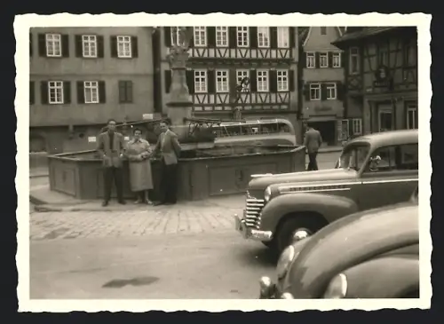 Fotografie unbekannter Fotograf, Ansicht Tübingen, Auto Opel Kadett vor Brunnen und Kaisers Kaffee Geschäft