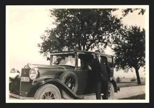 Fotografie Auto, Fahrer an Limousine lehnend Kennzeichen AXL 530