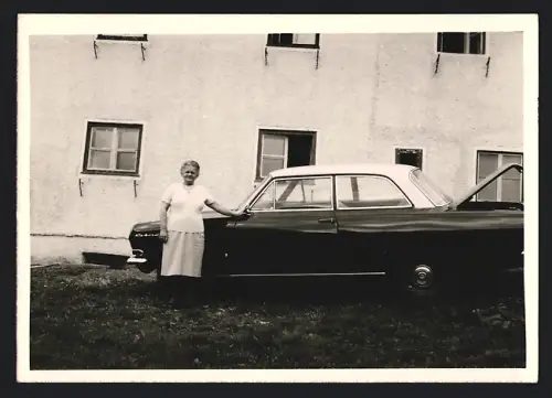 Fotografie Glaser, Pforzheim, Auto Opel Rekord, Grossmutter nebst Coupe