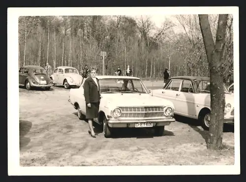 Fotografie Auto Opel Rekord. Hausfrau nebst PKW mit Kennzeichen Düsseldorf