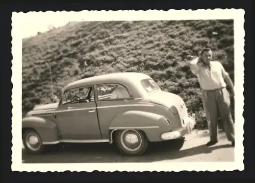 Fotografie Auto Opel, Fahrer hinter PKW stehend