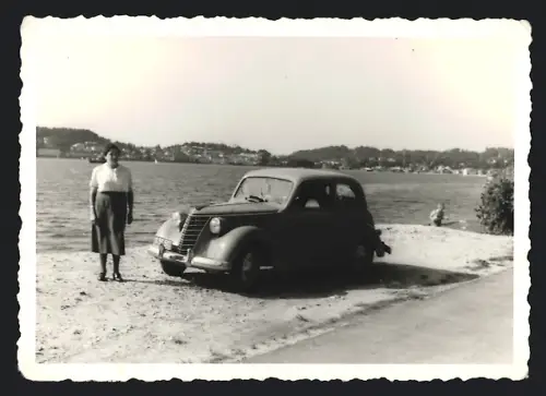 Fotografie Auto Wanderer W23, junge Frau nebst PKW am Ufer