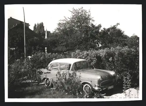 Fotografie Ansicht Berlin-Wittenau, Spiessweg, Auto Opel Rekord, PKW mit Kennzeichen Berlin in Einfahrt stehend