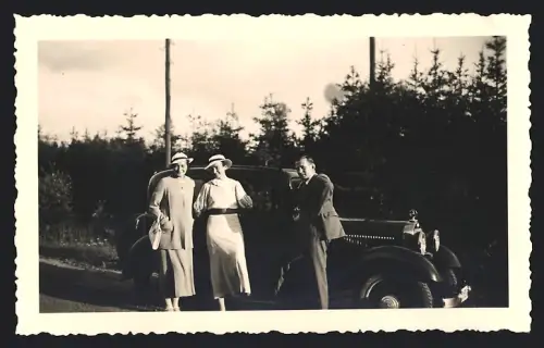 Fotografie Auto Mercedes Benz, Herr & Damen neben Luxus PKW