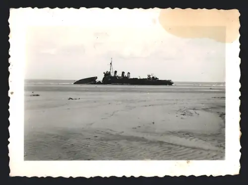Fotografie Ansicht Dünkirchen, Kriegsschiff, Schiffswrack mit abgebrochenem Bug am Strand liegend, 2.WK