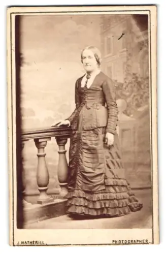 Fotografie J. Hatherill, Bermondsey, Southwark Park Road 475, Dame in eleganter Kleidung
