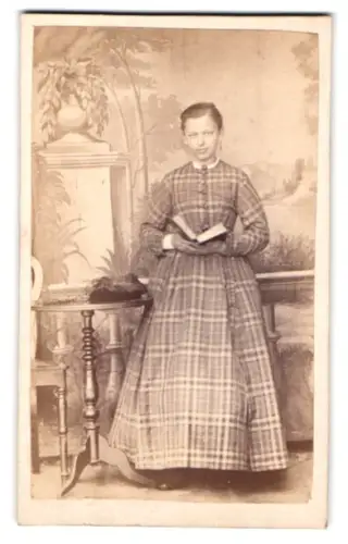 Fotografie unbekannter Fotograf und Ort, Frau mit Buch