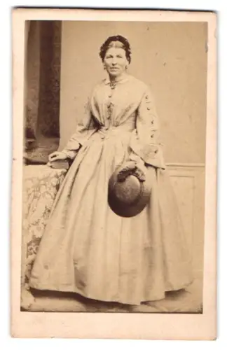 Fotografie unbekannter Fotograf und Ort, Frau in elegantem Kleid