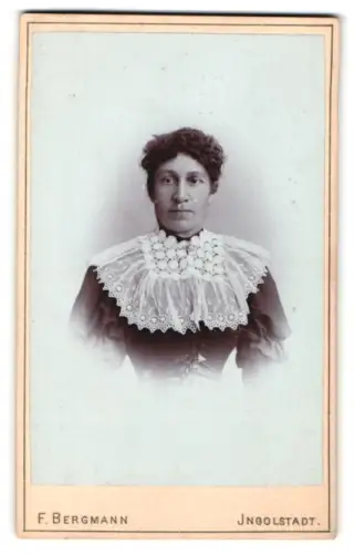 Fotografie F. Bergmann, Ingolstadt, Theresienstrasse 329, Porträt einer Frau mit Spitzenkragen