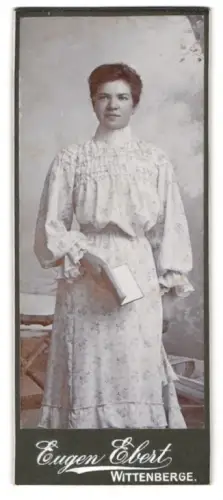 Fotografie Eugen Ebert, Wittenberge, Stehende Dame mit Buch