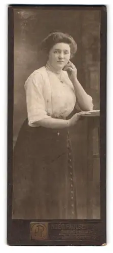 Fotografie Hugo Paulsen, Magdeburg, Alte Ulrichstr. 18, Dame im elegantem Rock und Bluse