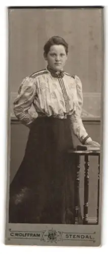 Fotografie C. Wolffram, Stendal, Frau im gemusterter Bluse