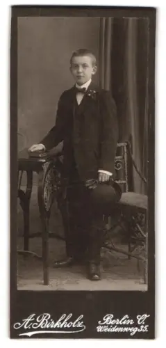 Fotografie A. Birkholz, Berlin O, Weidenweg 35, Konfirmand im elegantem Anzug