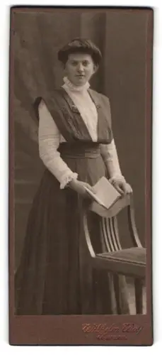Fotografie Wilhelm Wolf, Wurzen, Kasernenstr. 7, Dame mit Buch und Stuhl