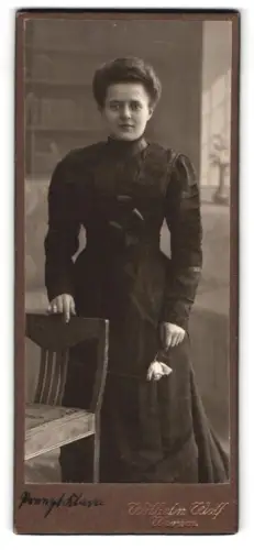 Fotografie Wilhelm Wolf, Wurzen, Kasernenstr. 7, Frau mit Rose in der Hand