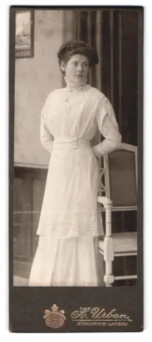 Fotografie H. Urban, Straubing, Dame in eleganter Pose