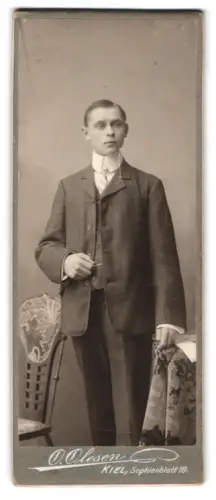 Fotografie O. Olesen, Kiel, Sophienblatt 18, Eleganter junger Mann mit Uhrenkette