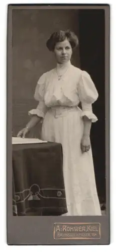 Fotografie A. Rohwer, Kiel, Brunswiekerstr. 15a, Dame in elegantem weissen Kleid