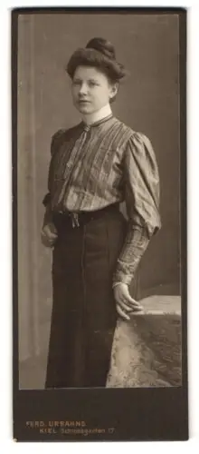 Fotografie Ferd. Urbahns, Kiel, Schlossgarten 17, Porträt einer eleganten Dame