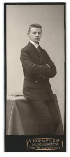 Fotografie A. Rohwer, Kiel, Brunswiekerstr. Ecke Philosophengang, Junger Mann im Anzug mit verschränkten Armen