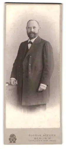 Fotografie Globus Atelier, Berlin, Leipziger-Str. 132/135, Porträt eines Herrn im Anzug