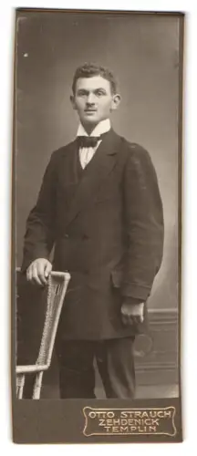 Fotografie Otto Strauch, Zehdenick, Am Markt 1, Eleganter junger Mann im Anzug