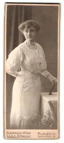 Fotografie Atelier Strauss, Plauen, Bahnhofstrasse 19, Elegante Dame mit Blumenarrangement