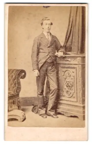 Fotografie J.C. Turner, Islington, Upper St 17, Junger Mann im eleganten Anzug