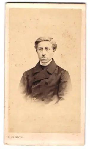 Fotografie Franz Neumayer, München, Neue Pferdstrasse 2, Porträt eines ernsthaften Herrn mit Brille