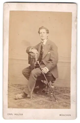 Fotografie Carl Holzer, München, Schwanthalerstrasse 4, Porträt eines Herren mit Spazierstock
