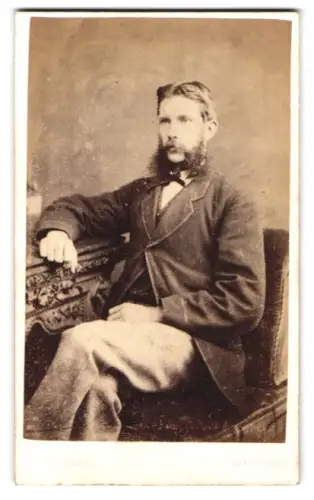 Fotografie W. Tilley, Stafford, Gaolgate Street 17, Porträt eines sitzenden Mannes