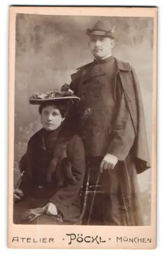 Fotografie Pöckl, München, Kaufingerstr. 21, Elegantes Paar in zeitgenössischer Kleidung