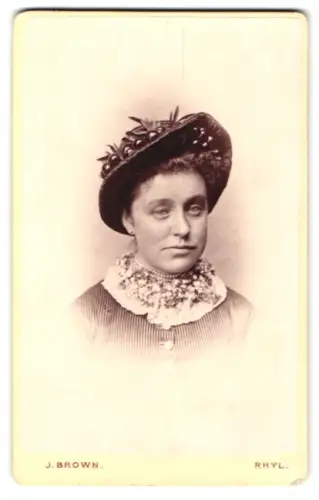 Fotografie J. Brown, Rhyl, Kimmel Street 3, Porträt einer Dame mit Hut