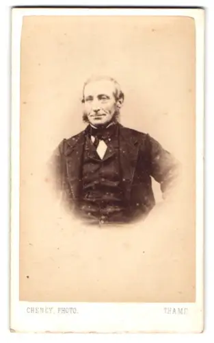 Fotografie Cheney, Thame, High Street, Porträt eines älteren Herrn mit Backenbart