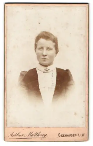 Fotografie Arthur Matthaey, Seehausen /Wanzleben, Porträt einer Frau mit Kragenbrosche