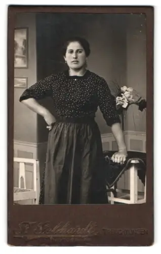 Fotografie F. Gebhardt, Treuchtlingen, Frau in traditioneller Kleidung