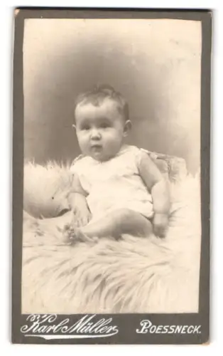 Fotografie Karl Müller, Poessneck, Porträt eines sitzenden Kleinkindes