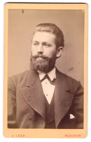 Fotografie J. Leeb, München, Schönfeldstrasse 18, Porträt eines bärtigen Mannes
