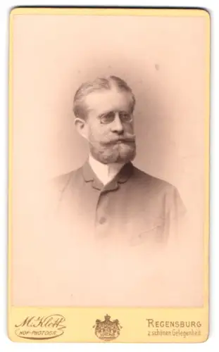 Fotografie M. Klett, Regensburg, z. schönen Gelegenheit, Porträt eines Herrn mit Brille