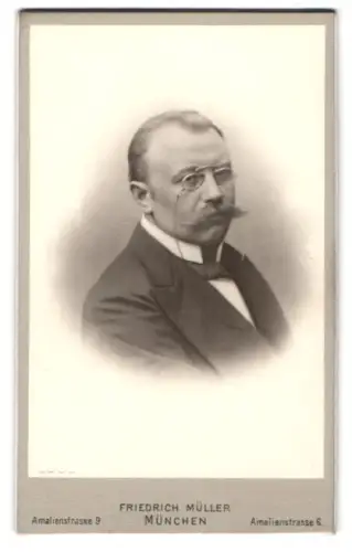 Fotografie Friedrich Müller, München, Amalienstrasse 9, Porträt eines Herren mit Zwicker