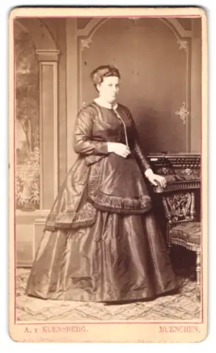 Fotografie A. v. Kuensberg, München, Blumenstrasse 11a, Dame im eleganten weiten Kleid
