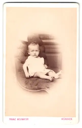 Fotografie Franz Neumayer, München, Neuhauserstrasse 29, Kleinkind auf gepolstertem Stuhl