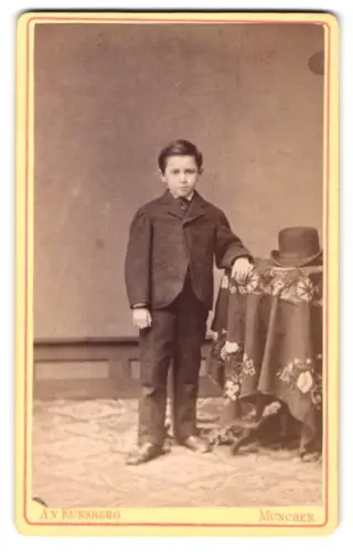Fotografie A. v. Künsberg, München, Blumenstrasse 11a, Junge mit Tisch und Hut